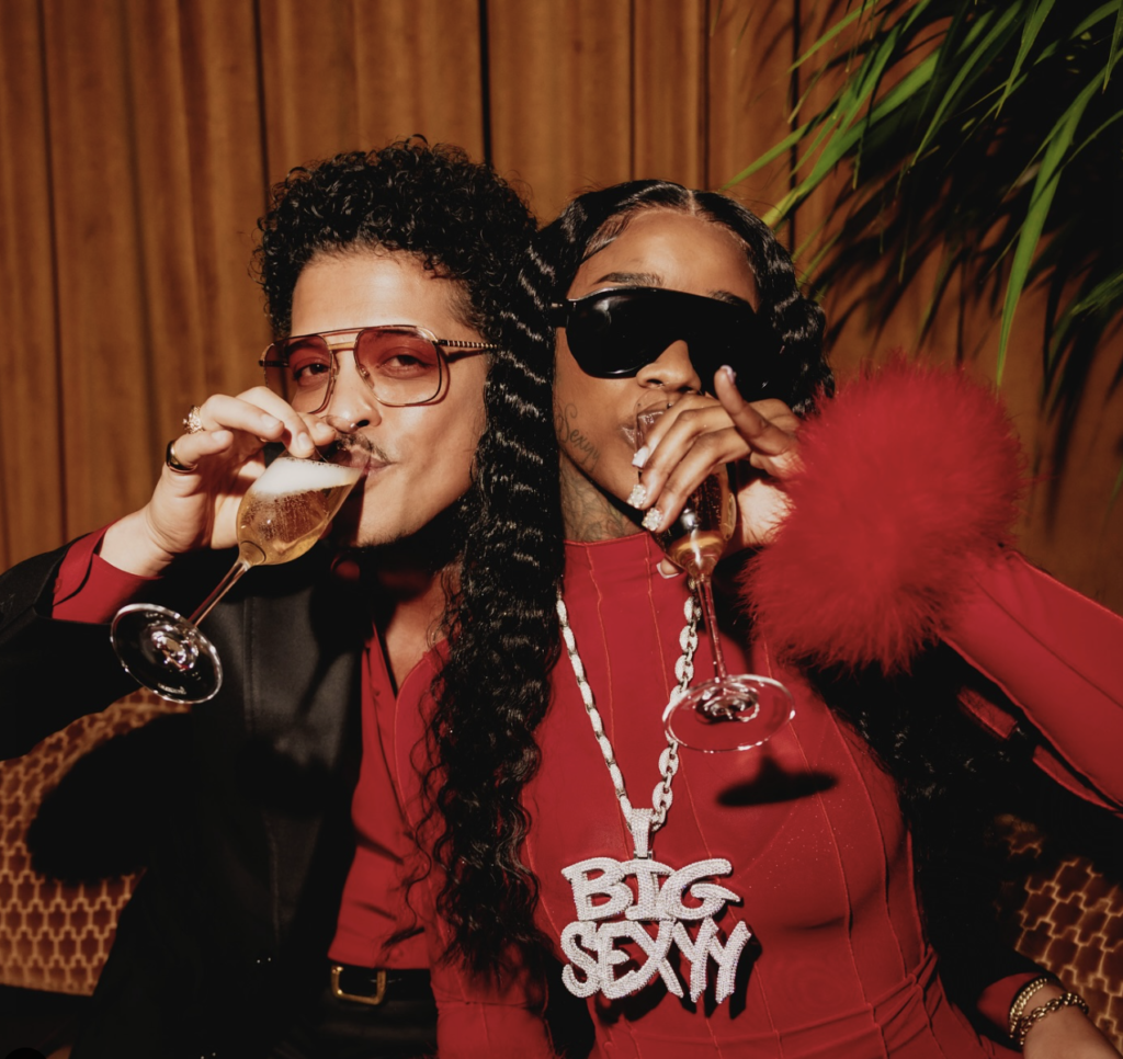 Bruno MarsとSexyy Redの新曲『Fat Juicy & Wet』が話題！過激な歌詞と挑発的なテーマで注目 | Music  Dictionary